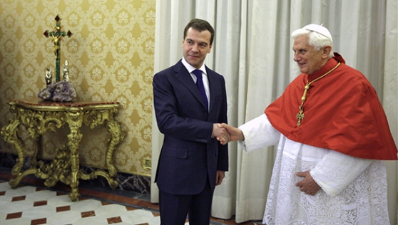 De paus met de Russische president Dmitry Medvedev. (Foto: rnw.nl)