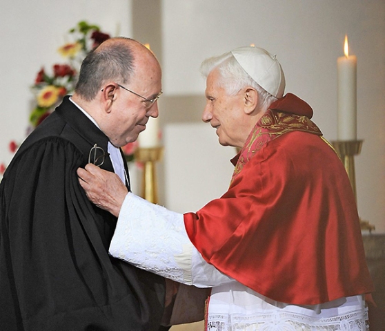 Aankomst van de Paus in het Augustijnerklooster. (Foto: refdag.nl)